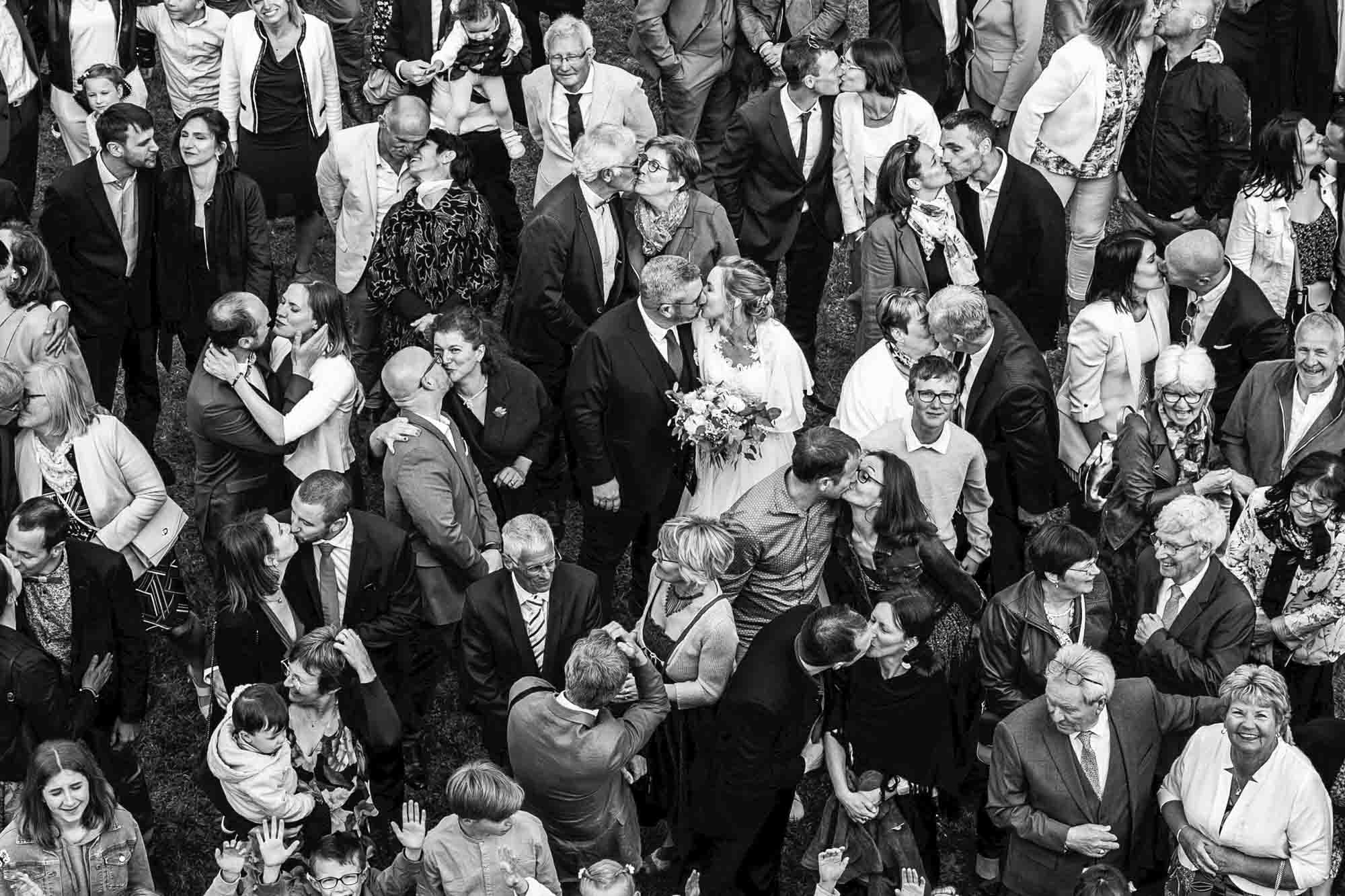 moment photos de groupes des invites et des maries et tout le monde s'embrassent